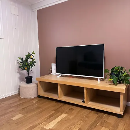 Centre Treehouse With Backyard - Two Bedroom דירה