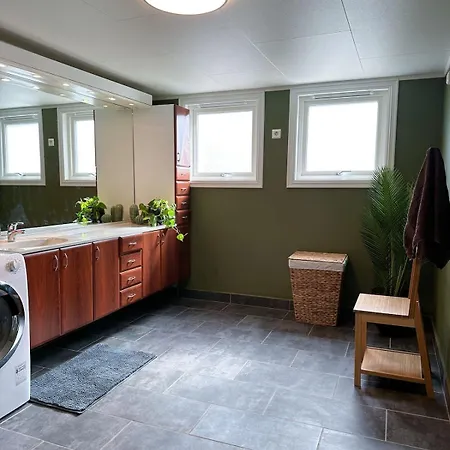 Centre Treehouse With Backyard - Two Bedroom דירה *