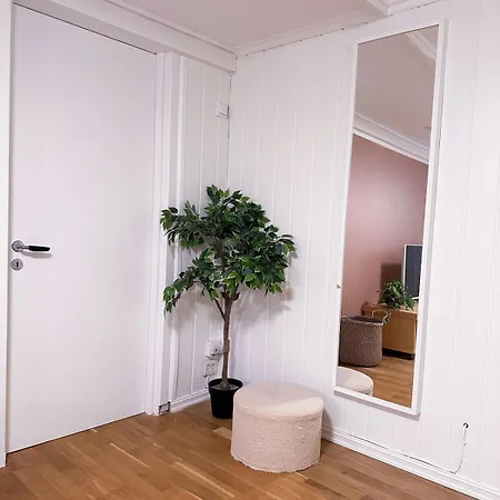 Apartment Centre Treehouse With Backyard - Two Bedroom *