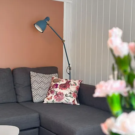 דירה Centre Treehouse With Backyard - Two Bedroom *