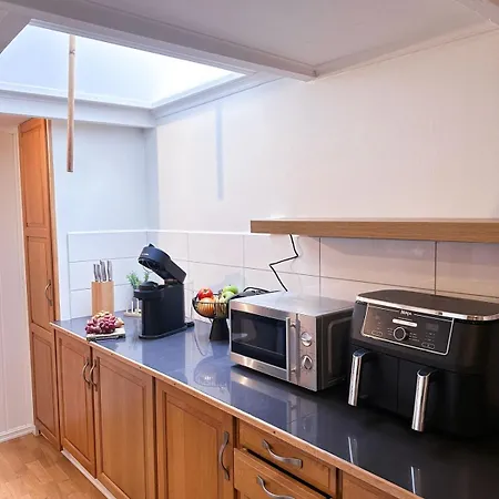 Centre Treehouse With Backyard - Two Bedroom דירה סטוונגר