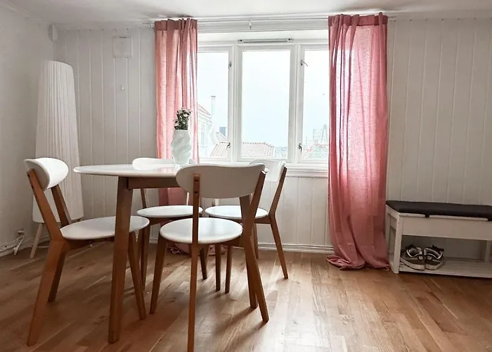 Centre Treehouse With Backyard - Two Bedroom