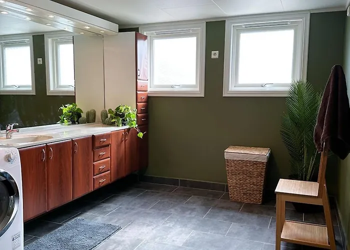 Centre Treehouse With Backyard - Two Bedroom 公寓 *