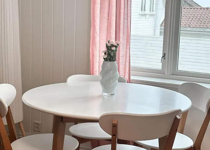 Centre Treehouse With Backyard - Two Bedroom *