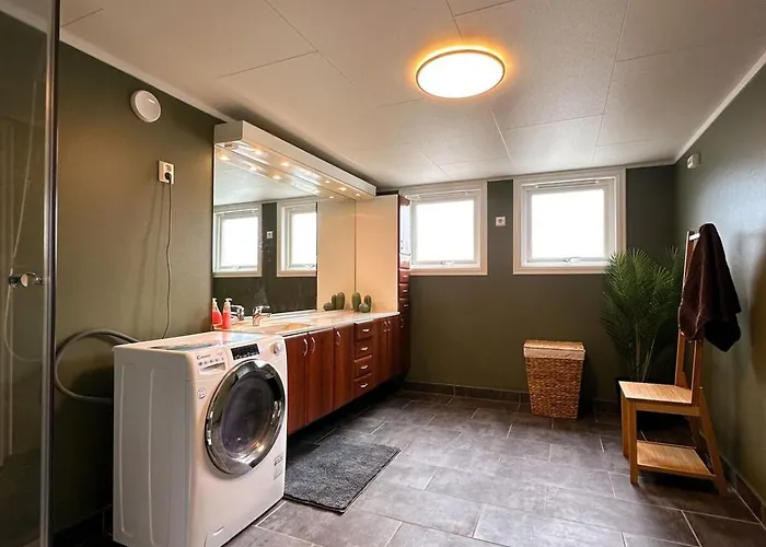 Centre Treehouse With Backyard - Two Bedroom *